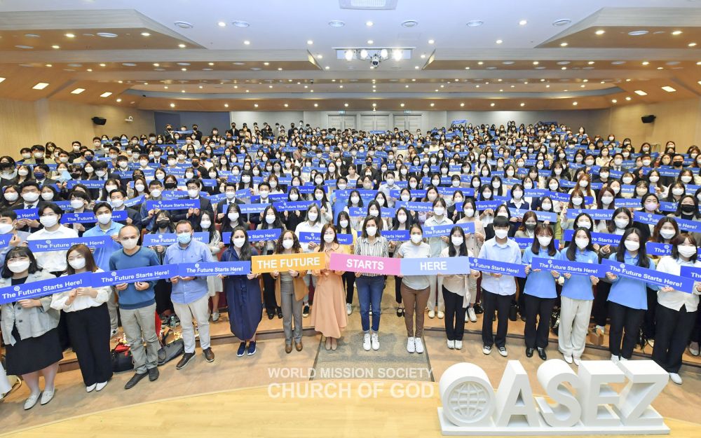 '에콰도르 환경부 차관 특별강연'에 참석한 국내 수도권 ASEZ 회원들이 기념사진을 찍고 있다.