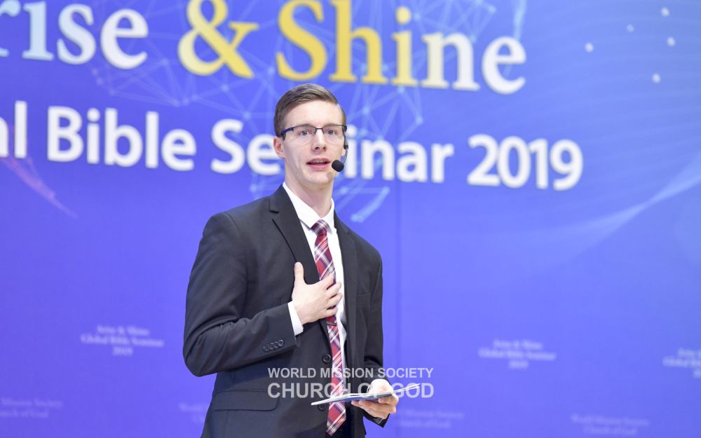 Arise & Shine 2019 국제 성경 세미나에서 발표 중인 미국 성도