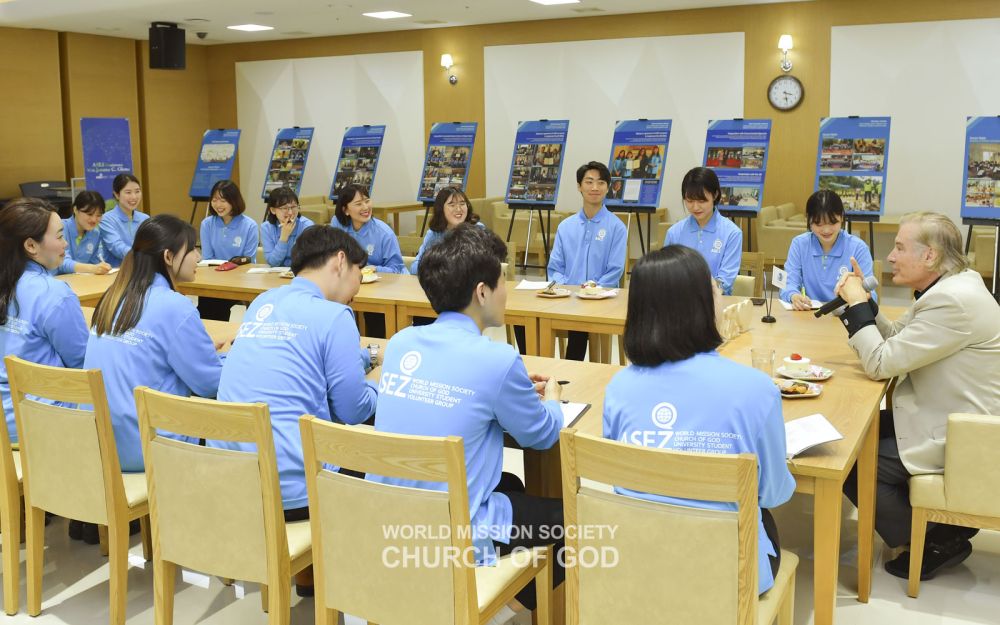 회원들은 글렌 대표로부터 ASEZ의 여러 프로젝트에 대한 조언을 들었다.
