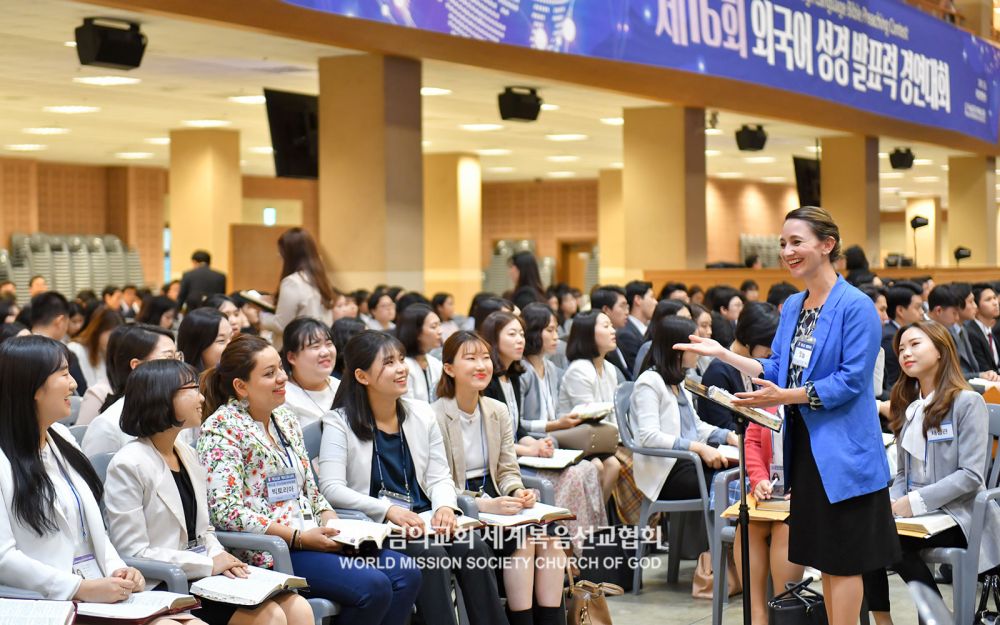외국인 성도가 외국어 성경 발표력 경연대회에서 시범 발표를 하고 있다.