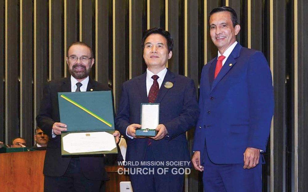 2022년 12월 7일, 브라질 국회의사당에서 하나님의 교회를 대표해 입법공로훈장을 받은 총회장 김주철 목사(가운데)