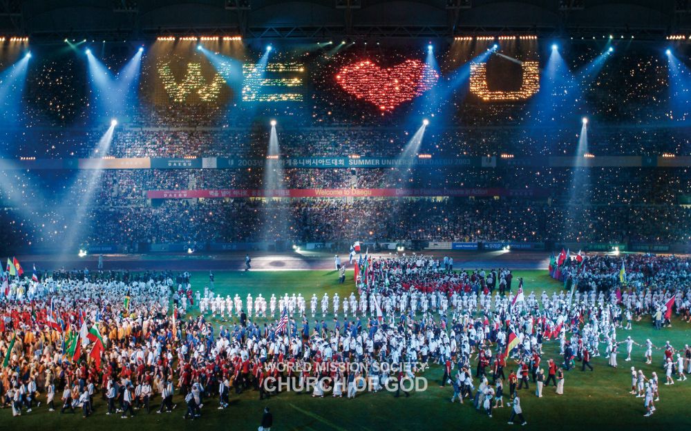 2003 대구유니버시아드대회 개막식에서 오라 서포터즈가 'WE ♥ U' 플래시 퍼포먼스를 선보이고 있다.