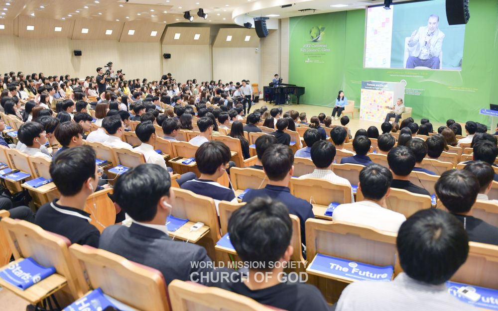 지속가능한 미래를 이끌 대학생의 역할에 대해 설명한 글렌 대표